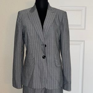 Gray pinstripes pantsuit size 6 excellent condition